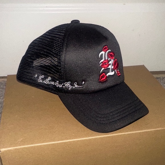 LA DODGERS “BESOS” TRUCKER HAT - ADJUSTABLE ONE SIZE FITS ALL - Picture 1 of 5